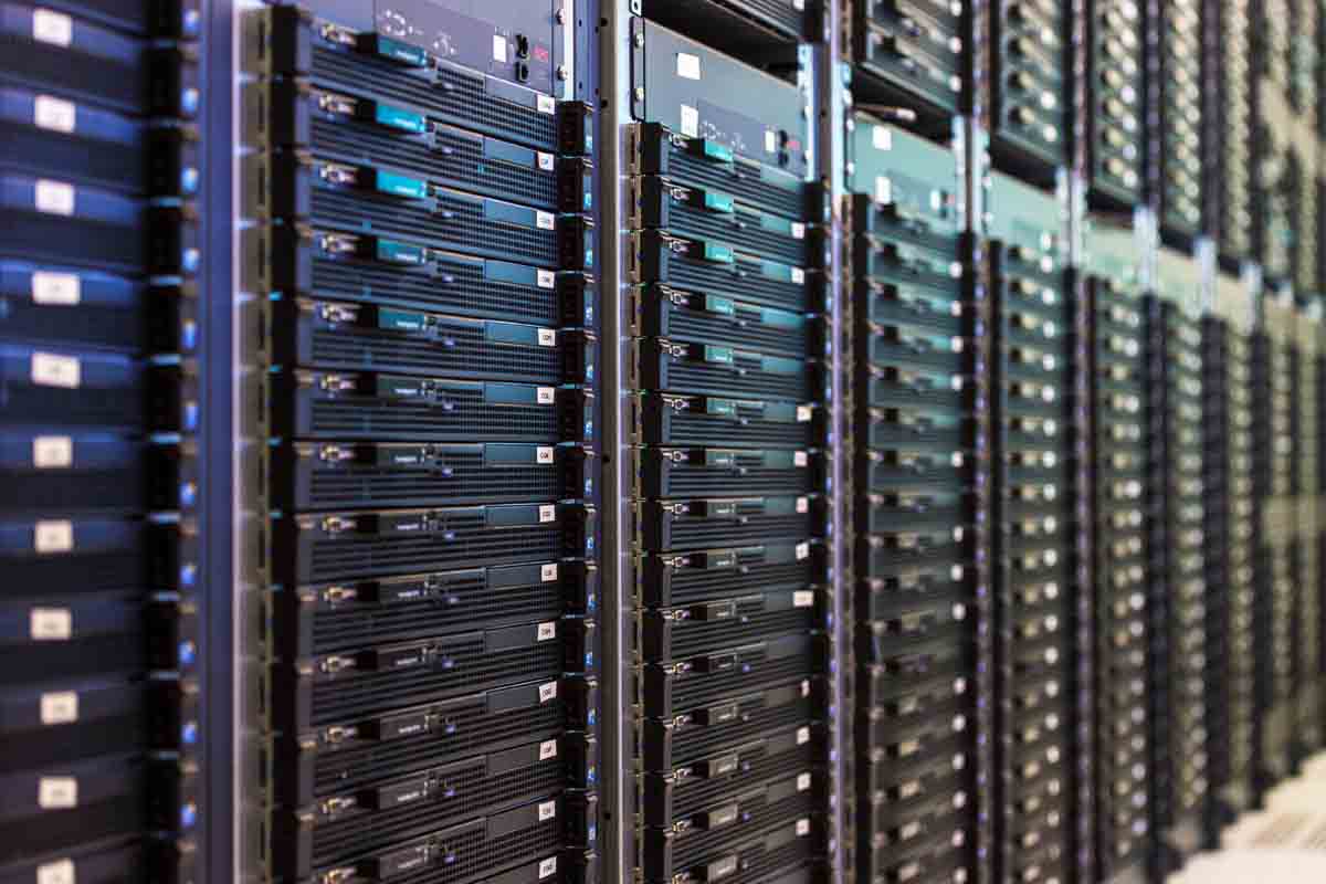 El texto alternativo para la imagen podría ser: "Vista de filas de servidores en racks dentro de un centro de datos, destacando la organización y tecnología de infraestructura informática".